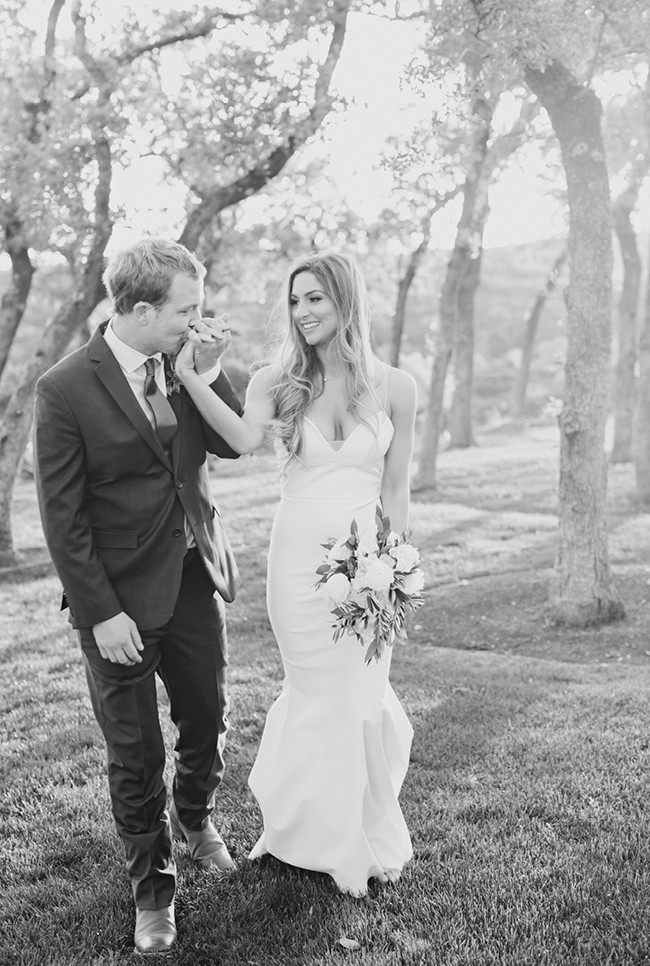 Outdoor wedding pictures at Canyonwood Ridge