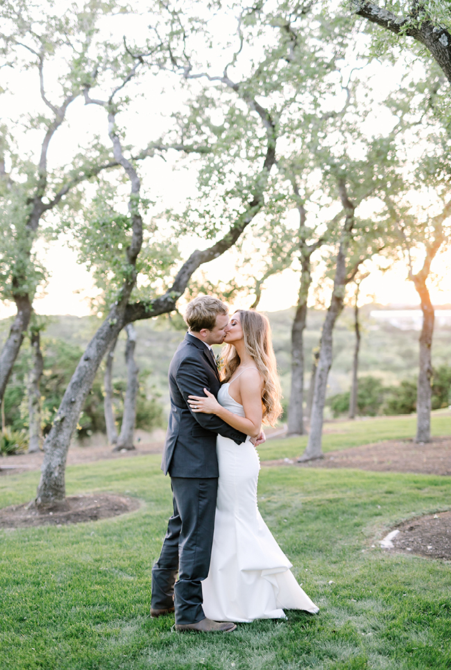 Outdoor wedding pictures at Canyonwood Ridge