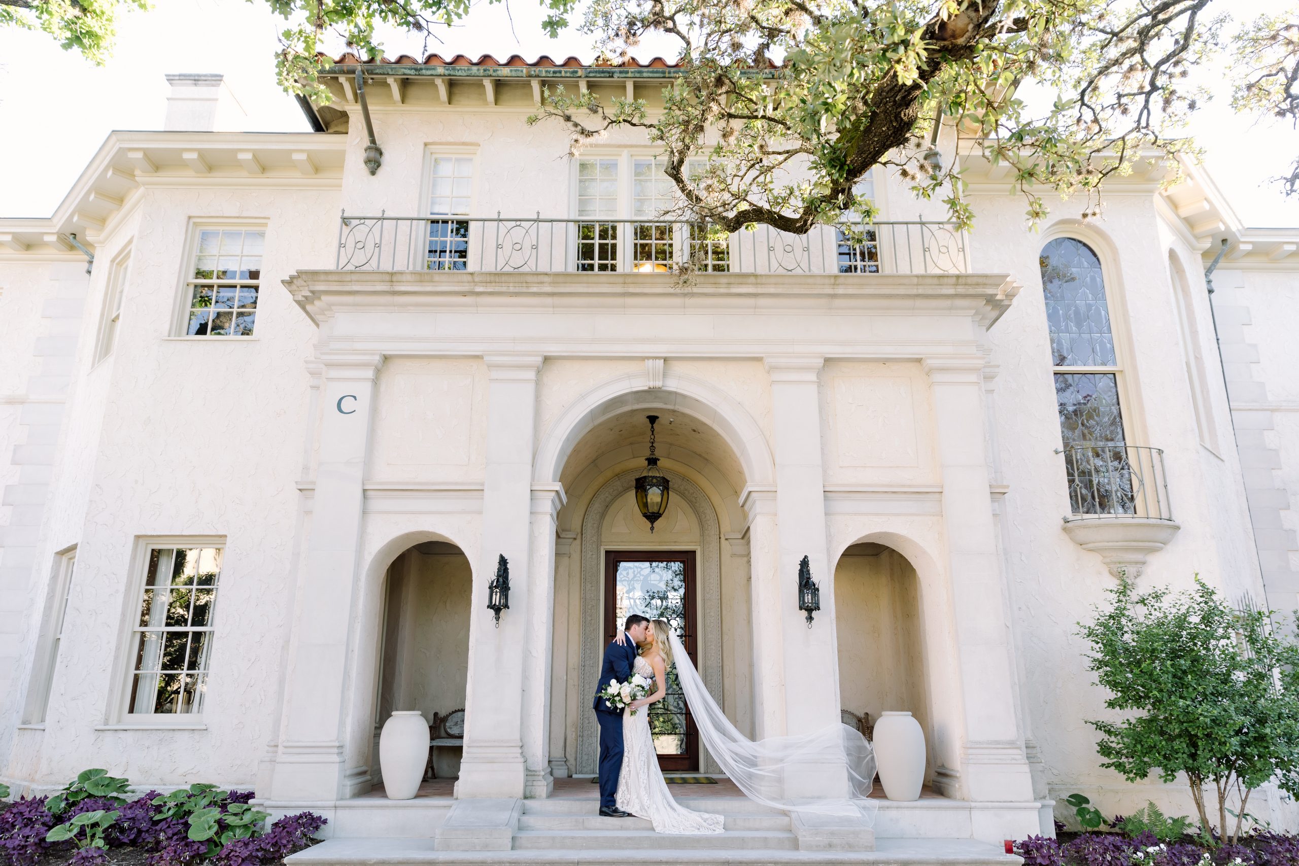 Commodore Perry Estate - Top Downtown Austin Wedding Venues | Julie Wilhite Photography