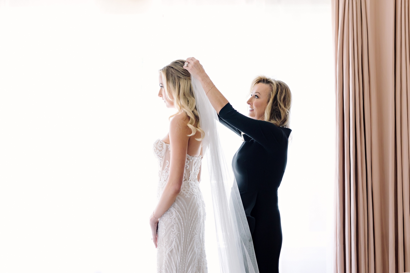 Bride getting ready at Commodore Perry Estate